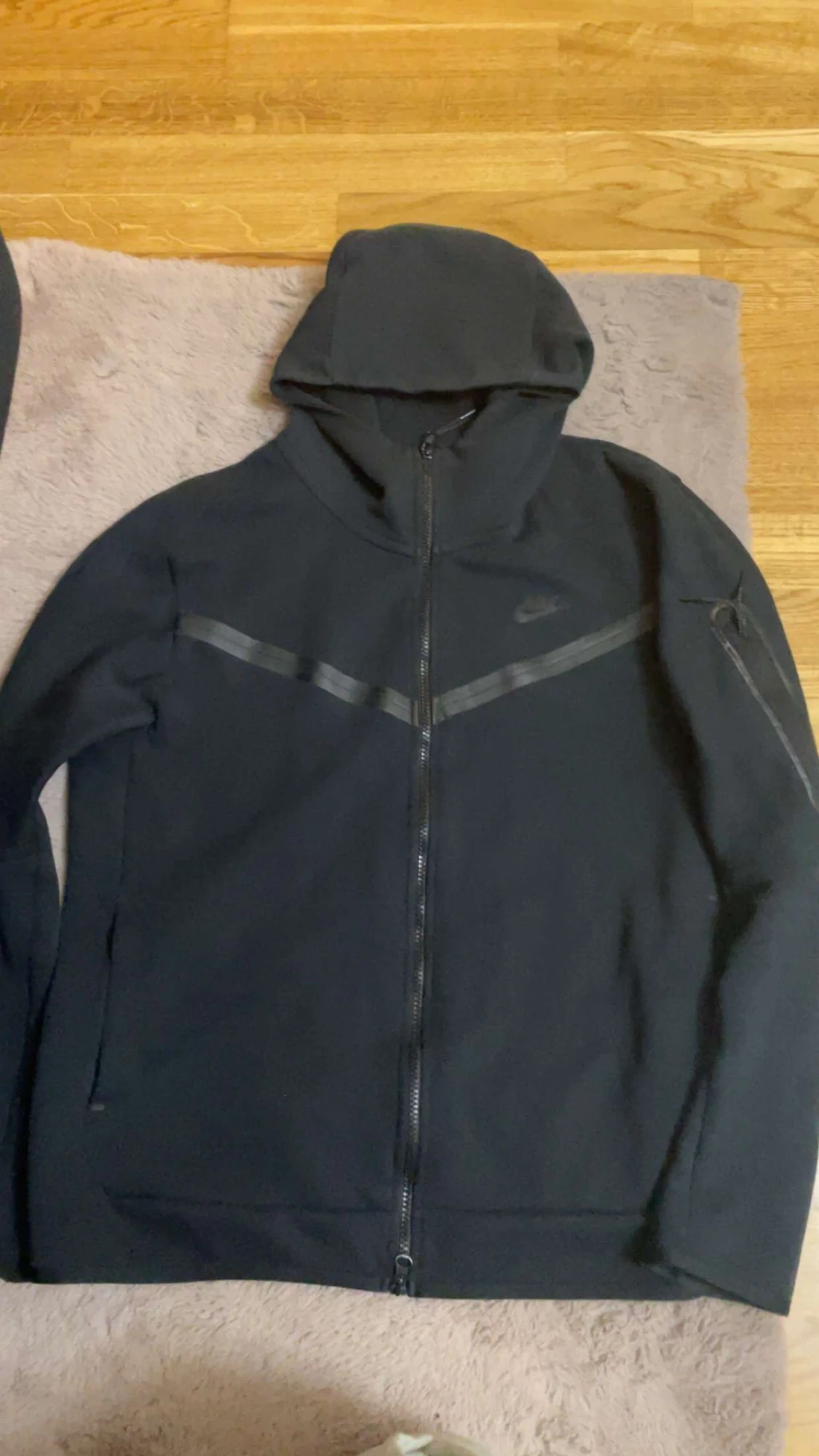 Svart vindjacka från Nike med huva