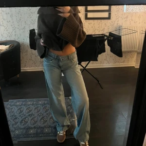 Low/wide jeans - Low waist, vida/raka inga slitningar