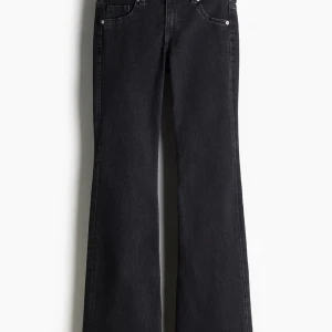 Svarta bootcut low waist jeans  - Säljer mina low waist jeans från hm, dom är använda en gång men säljs då dom ej passar💗
