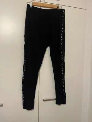 Leggingsit L - Mustat leggingsit. Sivuilla kivat yksityiskohdat. Koko L. Vyötärön leveys n 36cm, haara-lahje n 70cm. Eläintalous MMM, lisätietoja saa kysymällä Katsothan myös muut ilmoitukseni Tarjoa 