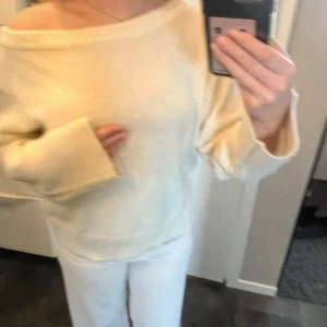 Offshoulder ljusbeige stickad tröja - Supermysig ljusbeige stickad tröja med bred offshoulder-ringning och långa ärmar. Tröjan har ribbade muddar vid ärmslut och nederkant, vilket ger en chill och avslappnad vibe. Perfekt för dig som gillar en loose och comfy passform.trjöna va för stor där av säljer jag den🩷