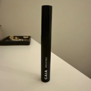 Irresistible mascara från Caia - Säljer Caias irresistible mascara. Endast testad en gång. Kan gå ner i pris vid snabbt köp🤍