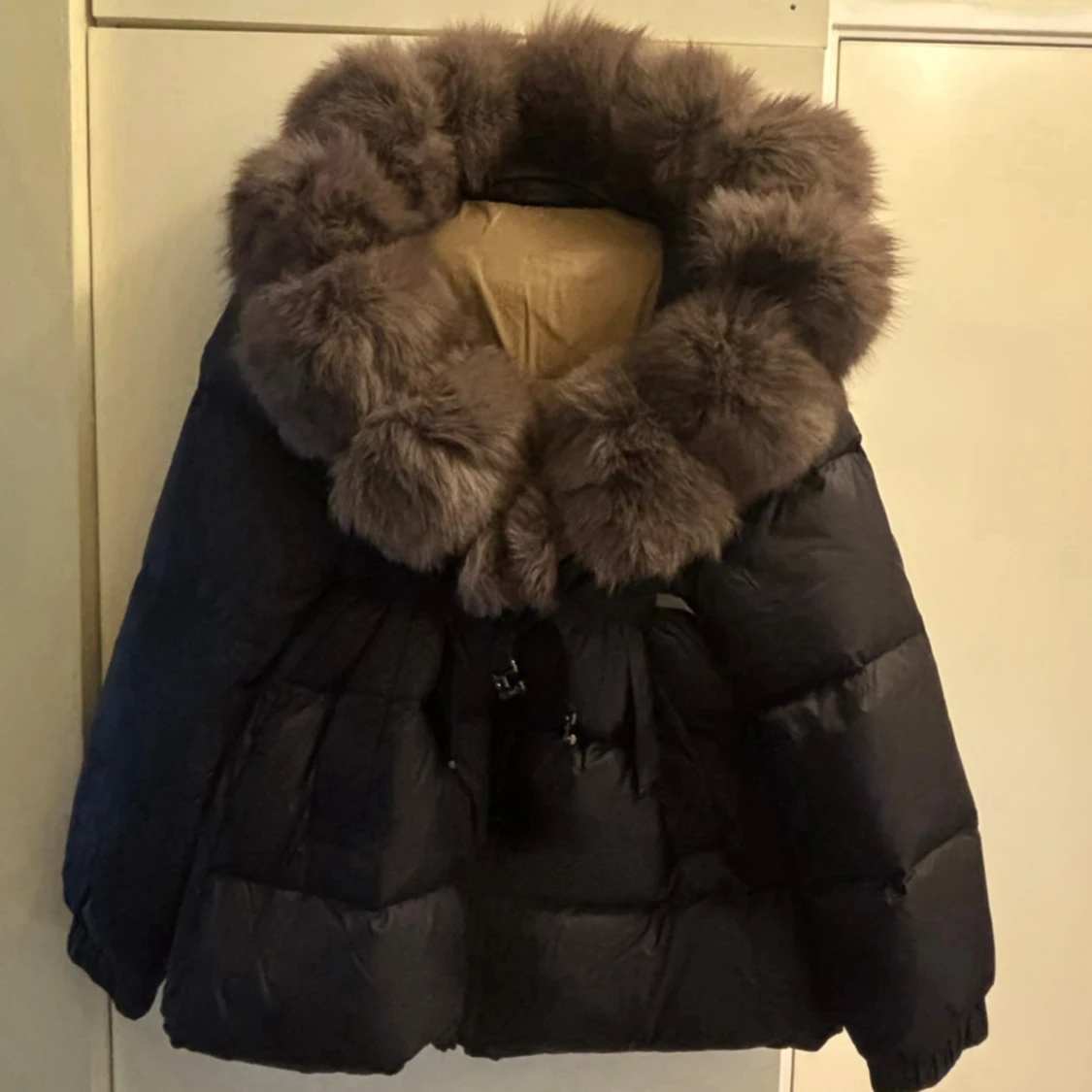Svart pufferjacka med stor pälskrage - 1