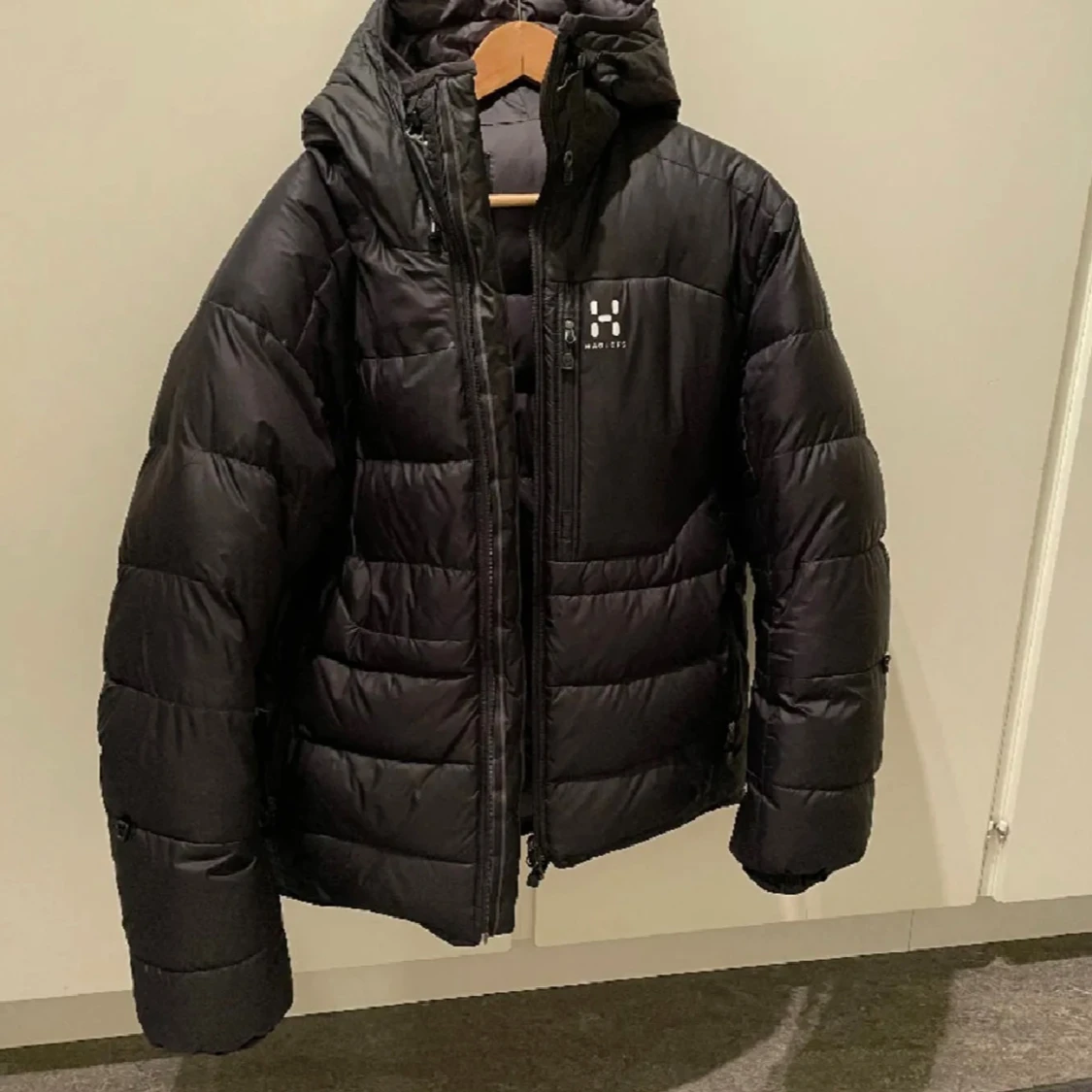 Svart dunjacka från Haglöfs