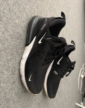 Nike 270 - Svarta Nike Air 270 sneakers med vit sula och tydliga Air-detaljer på skorna. Skorna har inga hål och är som helt nya pris kan diskuteras vid snabb affär. Storlek 42,5