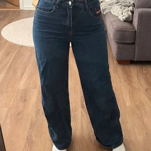 Jeans  - Baggy-ish jeans, lite slitna nedtill. Högmidjade, lapparna borta men gissar på storlek S