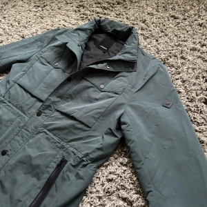 J Lindeberg field jacket  - Säljer denna riktigt feta j Lindeberg field jacketen!⭐️Skick : NYSKICK🙌Storlek L!🤝NYPRIS = 3500kr! Hör gärna av er om ni har funderingar!👍