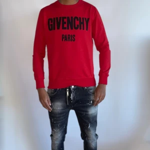 Givenchy tröja XS röd  - Helt ny. Fin replika med grym kvalitét. Modellen är 175cm och bär storlek XS på bilderna. Pris: 699kr. Först till kvarn som gäller. Skickas direkt inom 24h