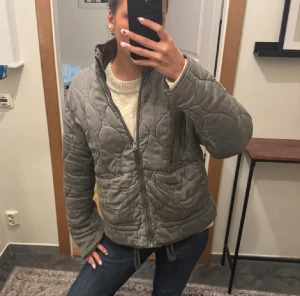 Grå quiltad Zara jacka  - Säljer en grå quiltad Zara jacka i storlek S, det är bara att kontakta vid frågor eller fler bilder🥰🥹