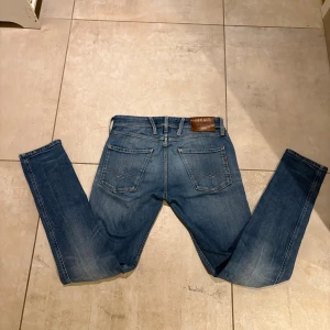 Reaply Anbass Jeans - Säljer ett par Reaply Anbass jeans i storlek W28 L32 men skulle säga att dem sitter mer som ett par 29or i midjan. Jag på bilden är 172 och väger 58kg och dem är lite stora. Skriv om ni har någon fundering.