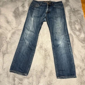 Blå jeans från Jacob Cohen - Snygga blå jeans från Jacob Cohen med klassisk femficksdesign och raka ben. Jeansen har slitningar och kontrastsömmar, tillverkade i japanskt denim. Passar dig som gillar en tidlös och chill look.