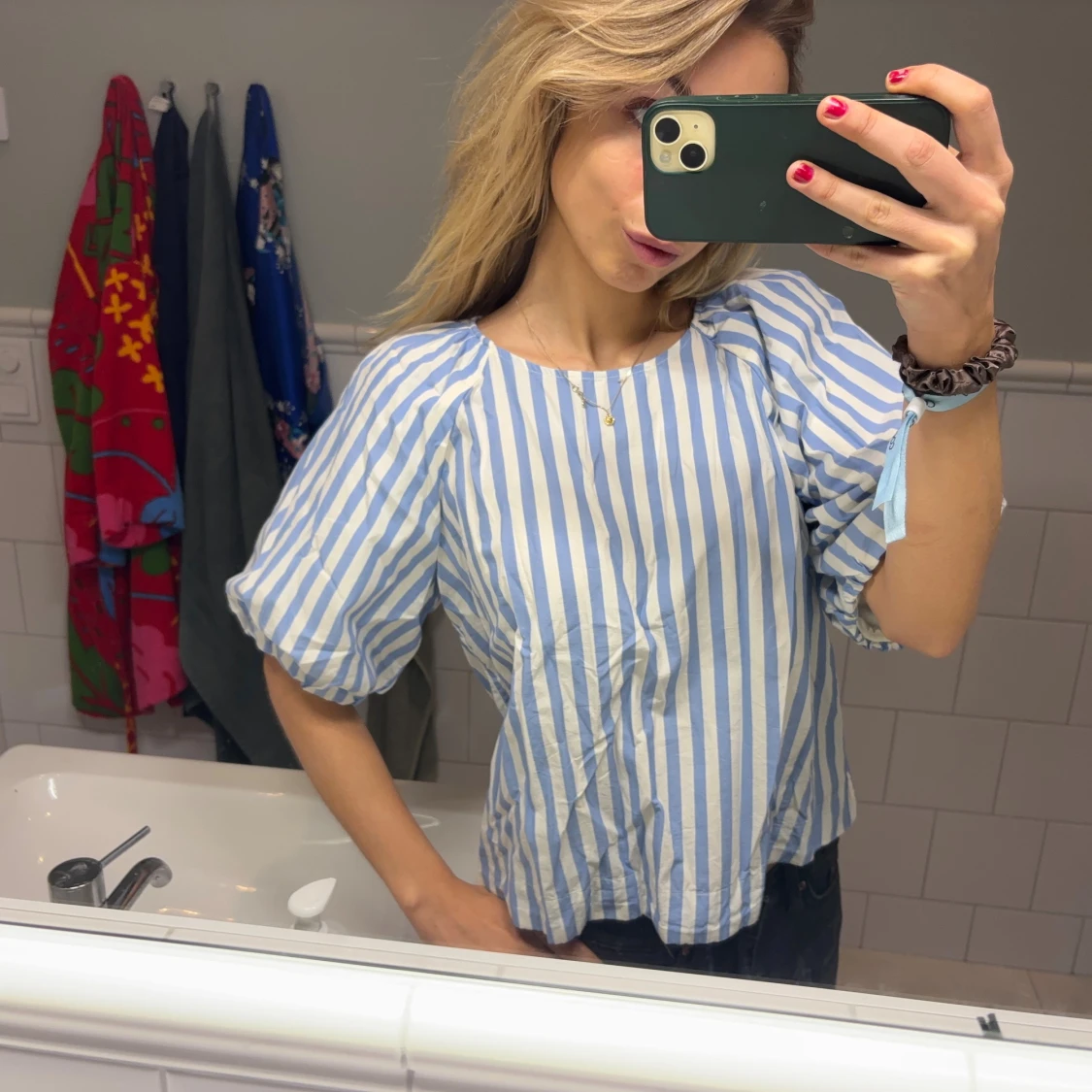 Randig blus med puffärm