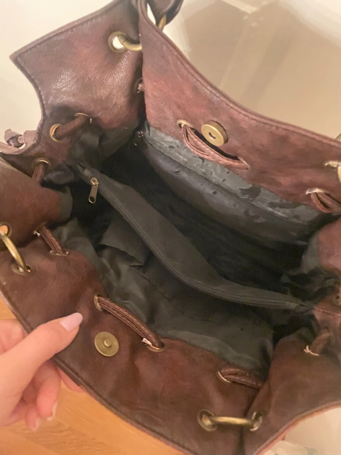 Brun axelväska  med snörning - 2