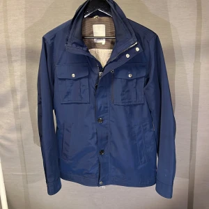 Field jacket j lindeberg M  - En sjukt snygg field jacka från j lindeberg! Size M! Modellen är 179 den sitter lite stort! En perfekt jacka som är både snygg, bekväm och stilig! Med en väst under så funkar den bra i vinter!  Hör av dig vid minsta fundering 🤩