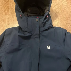 8848 Skidjacka  - Blå skidjacka, perfekt för dig som ska åka skidor i vinter! Inga defekter 