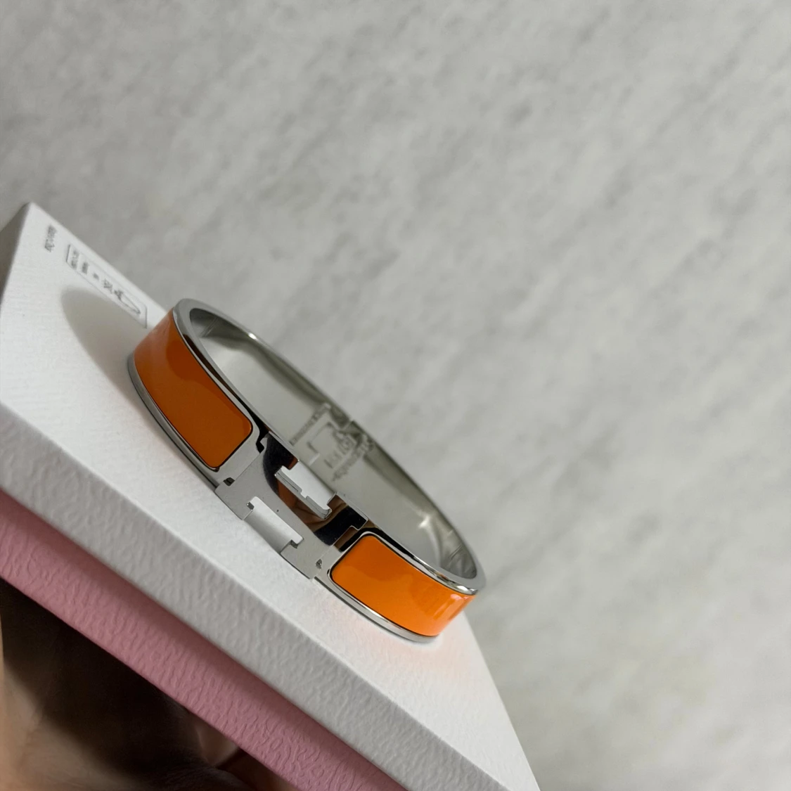  orange H-armband i metall