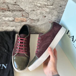 Lanvin Sneakers - Bra skick, sliten mocka och creasde. Nypris ca 5000kr. Storlek 45.  Inget Og tyvärr - Därav priset! Självklart äkta - kolla bara recensionerna! Skriv för mer information🤝 
