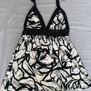 Svartvit halter top med blommönster och paljetter  - Xs/Xxs