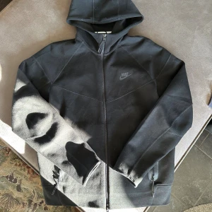Nike Tech Fleece - Skön Nike Tech Fleece som varit sparsamt använd under min ägo. Använts 10 gånger maximalt sedan ny. Därav är  den i utmärkt skick och finns inga märkvärdiga fel att nämna. Storlek M men sitter lite mindre i storleken. Vid fler frågor kom PM!
