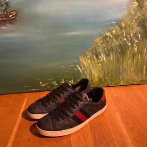 Gucci Ace skor - Gucci Ace skor i bra skick (8/10) | skorna har en liten defekt bak på hälen (se bild 4) och de är även lite nötta på insidan av skon i hälen | Nypris: +-8500 | Mitt pris: 1999 kr! | Kom pm vid funderingar
