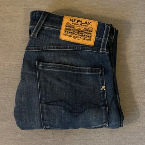 Replay Anbass jeans  - Replay Anbass jeans  Mycket bra skick Storlek 31/32   Midja: 41cm, Byxlängd: 107cm Pris kan diskuteras 💰  Ställ gärna frågor