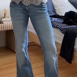 Vintage jeans storlek 27/32 - Säljer dessa ass snygga jeans då de är för stora för mig.     40 midja tvärs över , 75 innerbenslängd  är måtten.☺️ Och är 165