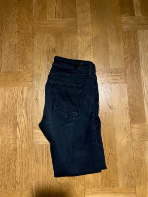 Mörkblå Replay slim jeans - Dessa galet feta replay jeans är i riktigt fint skick och är i modell Luz.  (Slim fit)W26 L32.  Tveka inte med att fråga vid minsta fundering!  Pris kan diskuteras vid snabb affär!🤩🤩  Skickar direkt!🌟 