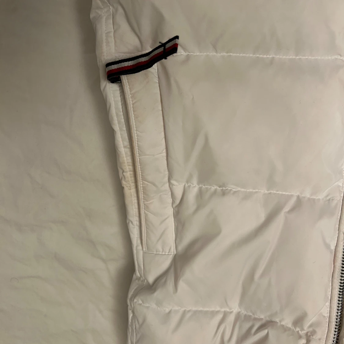 Vit pufferväst från Tommy Hilfiger - 3