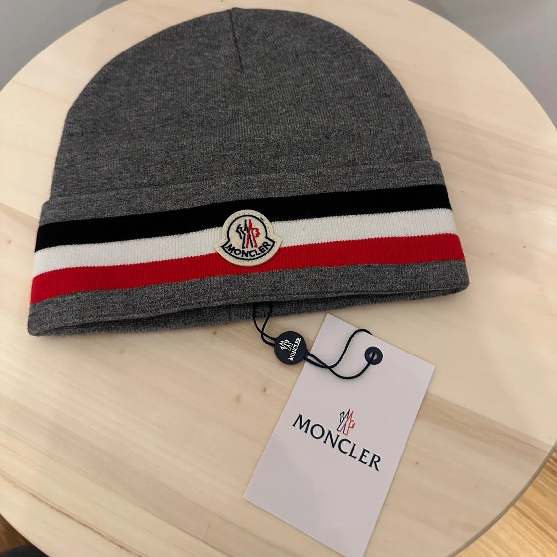 Grå Moncler mössa med ränder - 2