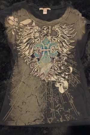 Y2k top  - Storleken på etiken är L men den passar som storlek S (se bilden)  #emo #emocore #emoy2k #emostyle #y2k #y2kstyle #y2kaesthetic #y2kfashion #y2ktrend #2000s #2000sstyle #2000sfashion #2000svibe #alternative #altstyle #alternativefashion #alternativestyle #streetwear #streetstyle #tapout #rocknroll #rockrevival #missme #truereligion #vinatge #rockcafe