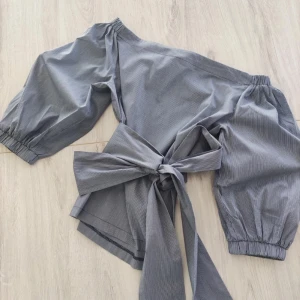 offshoulder blus - Rutig offshoulder blus från märket ”bialcon” toppen skick i storlek 34