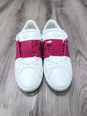 Valentino Garavani Open bytes - Snygga Valentino Garavani Open sneakers som är i bra skick! 🤌 bytes mot andra skor storlek 41-42