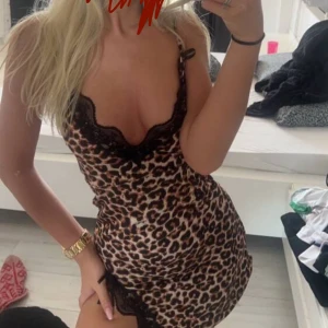 Leopardmönstrad nattklänning med spetsdetaljer - Snygg leopardmönstrad nattklänning med svarta spetsdetaljer längs urringningen. Klänningen har smala axelband och en figurnära passform som framhäver silhuetten. ÅTERSÄLJER!!!