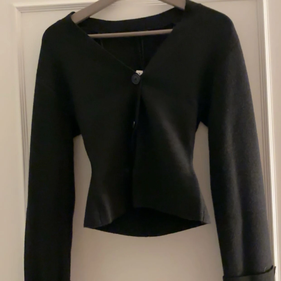 Svart stickad kofta med v-ringning