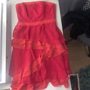 Supersöt rosa volangklänning 💓 - Supersöt rosa volangklänning, köpt från Sellpy och har själv aldrig använt. Storlek 36/6✨⭐️