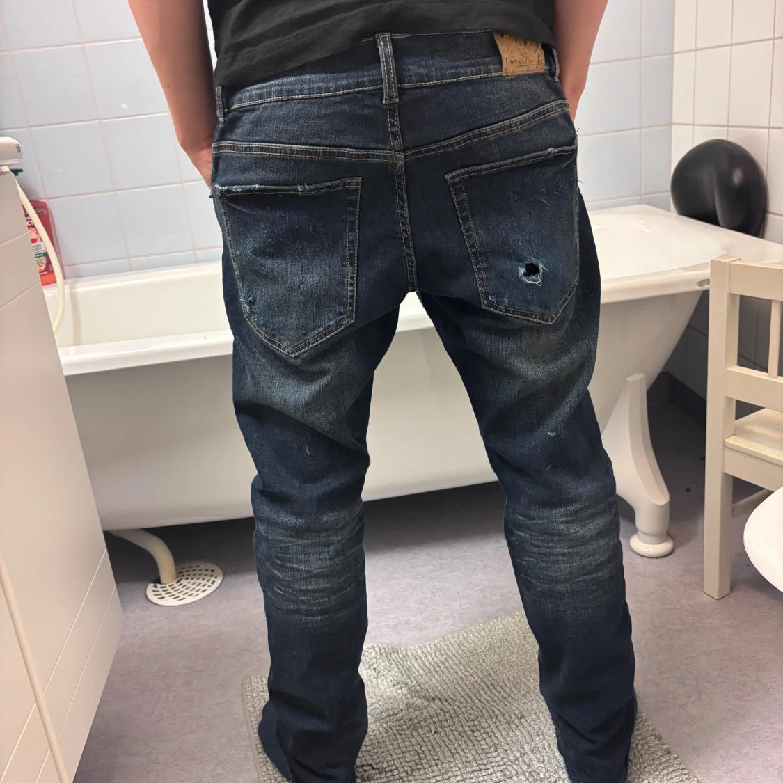 Mörk blåa jeans med snygg slitning  - 2