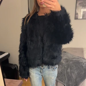 Marinblå pälsjacka  - Jättefin marinblå pälsjacka, ser mer svart ut på bilderna men mot ljus är den marinblå!!🤍