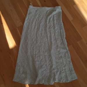 Vit långkjol med blå prickar John Lewis - Säljer en vit långkjol från John Lewis & Partners med blå prickigt mönster, väldigt skön och sval för sommaren! 