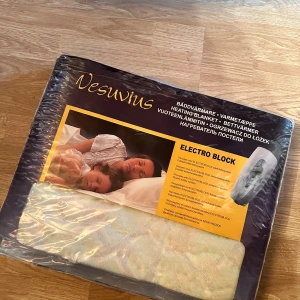 Vesuvius Värmeunderlakan Bäddvärmare Heating Blankett - Vesuvius bäddvärmare från Melissa, ny i obruten förpackning. Utrustad med Electro Block-säkerhetssystem och tillverkad i 100% ull. Storlek 150 x 80 cm. Perfekt för kalla nätter och extra komfort i sängen.Vesuvius värmeunderlakan med ELECTROBLOCK säkerhetssystem. Tvättbart i 40 grader. Effekt: 60 watt. Mått: 150 x 80 cm. Vesuvius bäddvärmare från Melissa, ny i obruten förpackning. Utrustad med Electro Block-säkerhetssystem och tillverkad i 100% ull. Storlek 150 x 80 cm. Perfekt för kalla nätter o