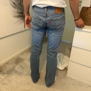 Levis 501  - Säljer ett par levis 501 i herr storlek W30 L32. Använda några gånger men inget som syns. 