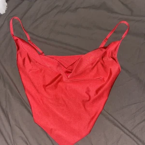 Rosa linnetopp från SHEIN - Säljer en rosa linnetopp från SHEIN i storlek S. Toppen har smala axelband, en spetsig nederkant och en lätt glansig finish. Perfekt för dig som vill ha en enkel men snygg topp med lite edge.