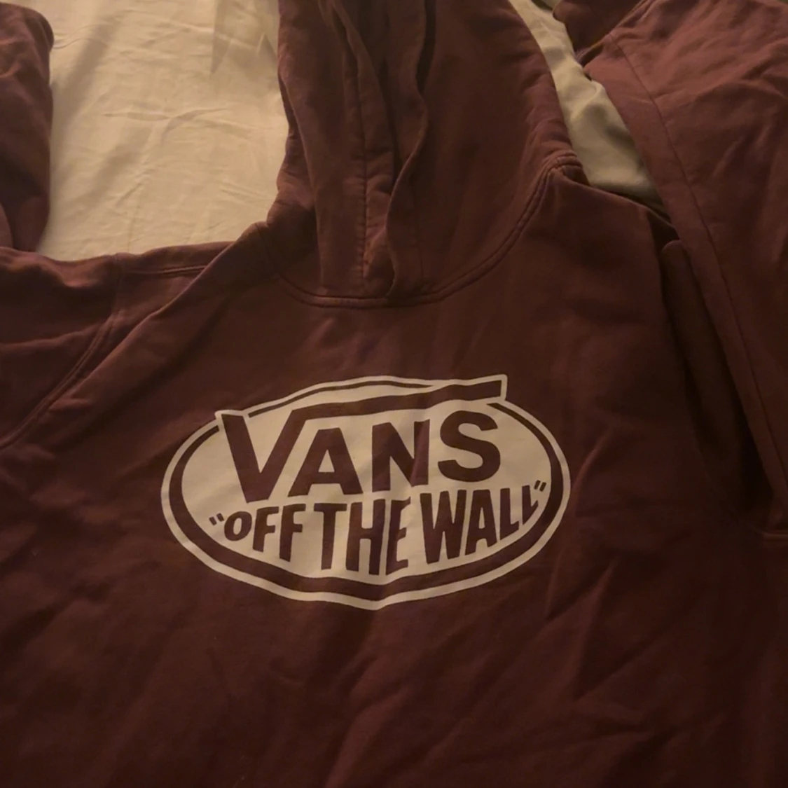 Vinröd Vans hoodie XL, jag är 13 år och den är lite för liten för mig, vet inte varför det står XL