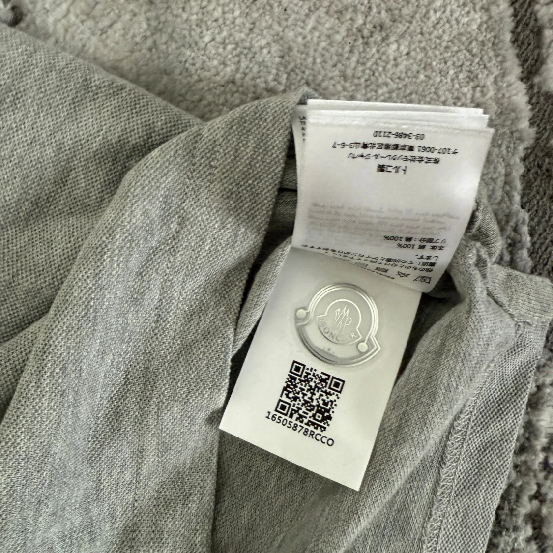 Grå Moncler pikétröja med röd/vit detalj - 2