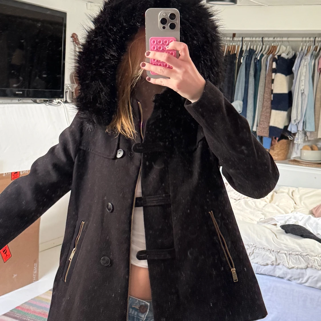 Svart rock med fuskpäls och dragkedjor - 1