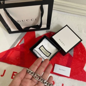 Gucci | Men’s silver bracelet - ✅ Perfect condition  – Brand new, never worn  💯 100% Authentic products only 📦 Fast shipping ♻️ Shop sustainably, look sharp.  REMINDER: Items can be used and please note that we only resell used clothes we buy online (some are brand new).   We will always tell our customers before buying if item has stains or is damaged. Returning is always possible  Bought in here. If you have anything authentic to sell, let us know because we also buy and sell on here🙂  Thank you!