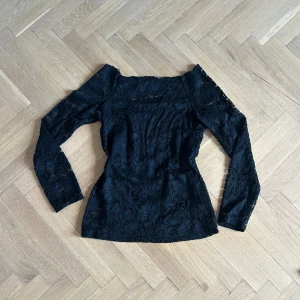 Spetstopp  - Superfin svart spets topp, den har undertyg så att den inte är genomskinlig💞