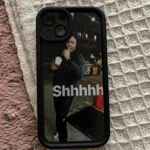 iPhone 13 Lucki skal  - iPhone skal med Lucki på baksidan. Perfekt skick använder inte alls. Perfekt för swag🤪. 