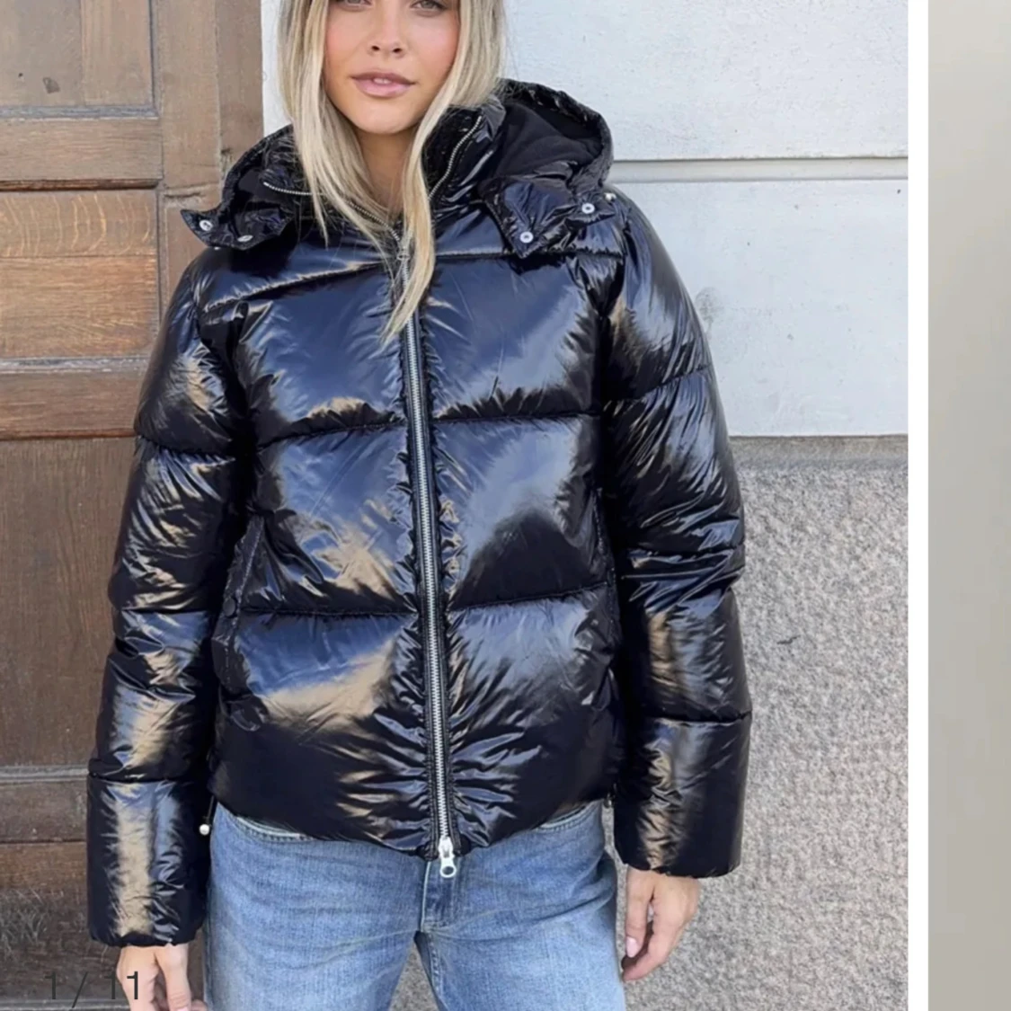 Svart glansig pufferjacka med huva