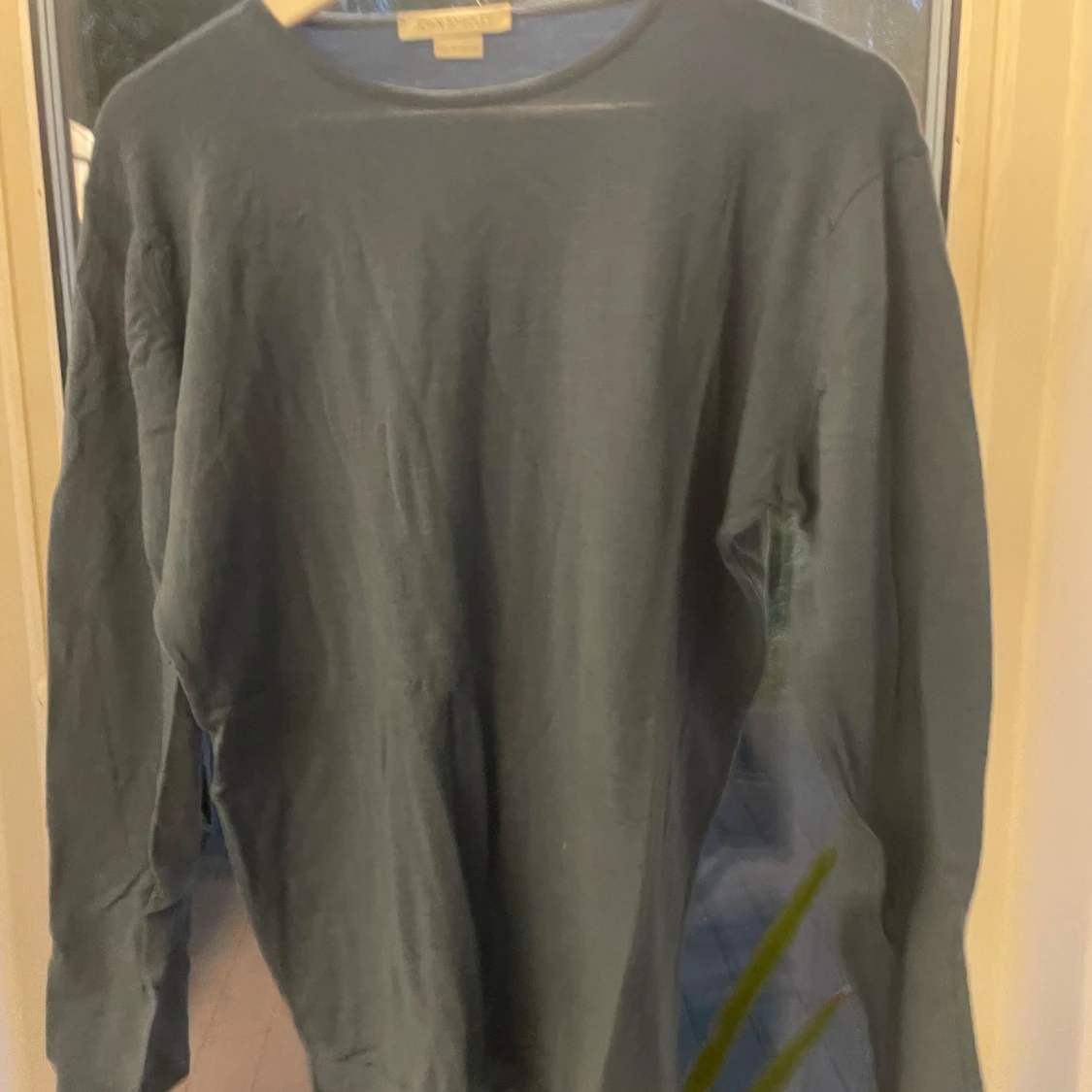 Mörkblå merinoullströja John Smedley