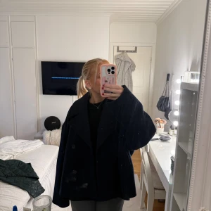Mörkblå kappa - Säljer min helt oanvända kappa ifrån lager 157. Köpte den i våras men har aldrig kommit till användning. Den är lite mer oversize eftersom jag tog den i en större storlek🩷🩷